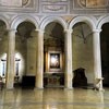 San Pietro in Vincoli, rząd doryckich kolumn z V w., w tle ołtarz św. Augustyna
