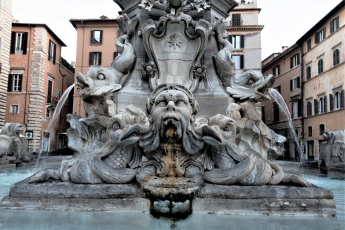 Fontana della Rotonda - middle part created at the beginning of the XVIII century