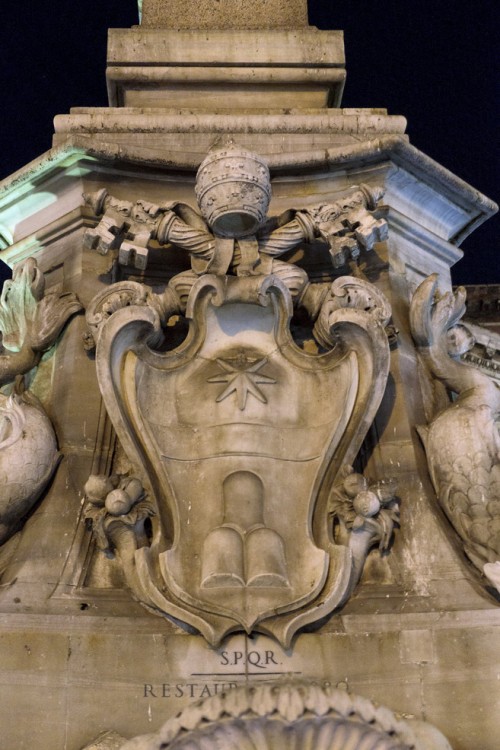 Fontana della Rotonda, coat of arms of Pope Clement XI