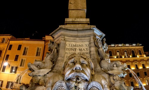 Fontana della Rotonda z napisem upamiętniającym fundację papieża Klemensa XI