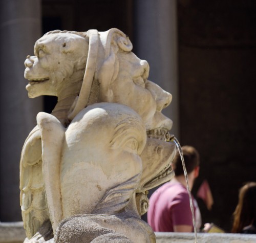 Jeden z maszkaronów z fontanny na Piazza della Rotonda