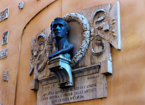 Casa del Canova przy via del Canova, fasada budynku z pamiątkową tablicą upamiętniającą rzeźbiarza