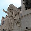 Kolumna Niepokalanego Poczęcia, posąg Ezechiela i herb papieża Piusa IX - pomysłodawcy pomnika