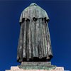 Pomnik Giordana Bruna, na cokole scena ukazująca filozofa przed inkwizycją