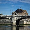 Ponte Vittorio Emanuele II widziany z perspektywy Tybru