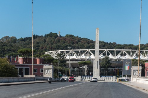 Ponte Duca d'Aosta, na osi obelisk poświęcony Mussoliniemu