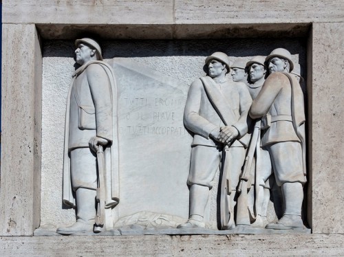 Ponte Duca d'Aosta, scene depicting the struggle of Italian soldiers during World War I