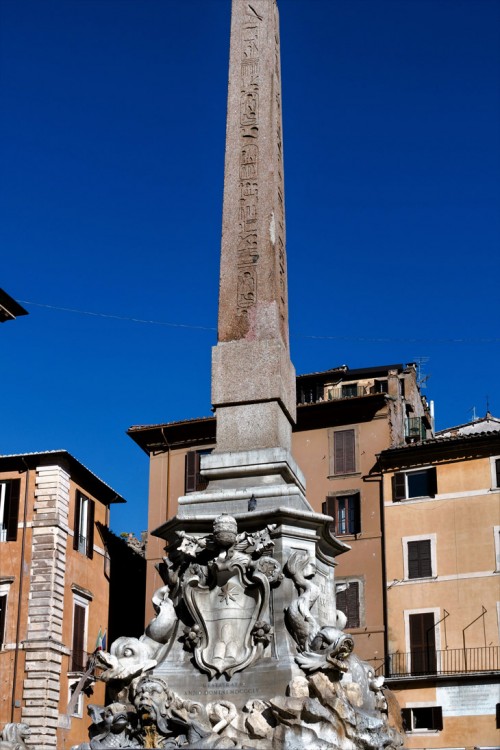 Obelisk Macuteo wieńczący fontannę na Piazza della Rotonda