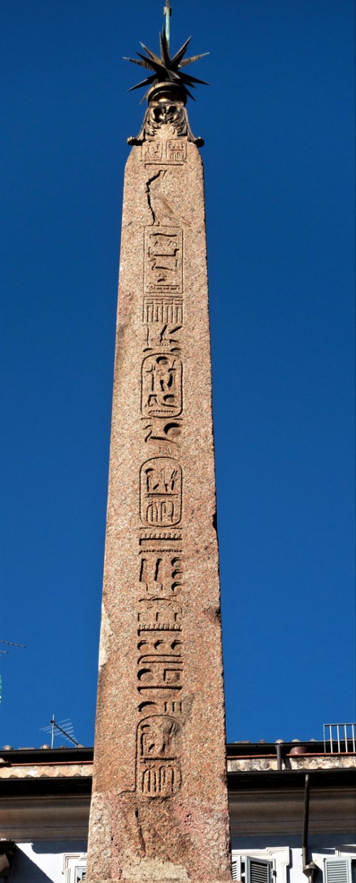 Obelisk Macuteo zwieńczony krzyżem i gwiazdą Klemensa XI