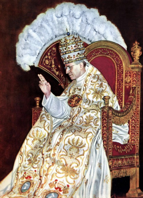 Papież Pius XII w czasie uroczystości inaugurujących jego pontyfikat w  marcu 1939 r., zdj. Wikipedia