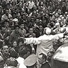 Papież Pius XII po nalotach alianckich w Rzymie, zdj. Wikipedia