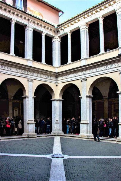 Kościół Santa Maria della Pace, krużganki, projekt Donato Bramante
