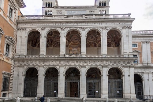 Loggia Sykstusa V w fasadzie transeptu bazyliki San Giovanni in Laterano