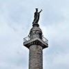 Posąg św. Piotra wieńczący kolumnę Trajana