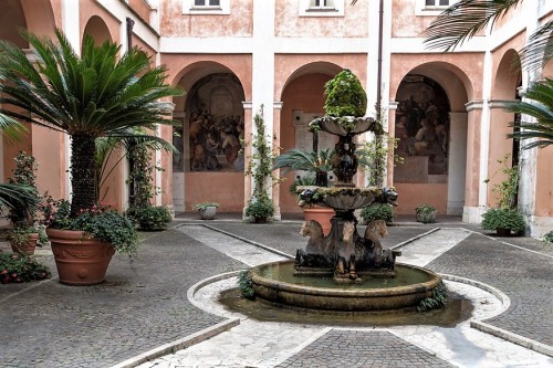 Santi Cosma e Damiano, dziedziniec klasztorny z barokową fontanną
