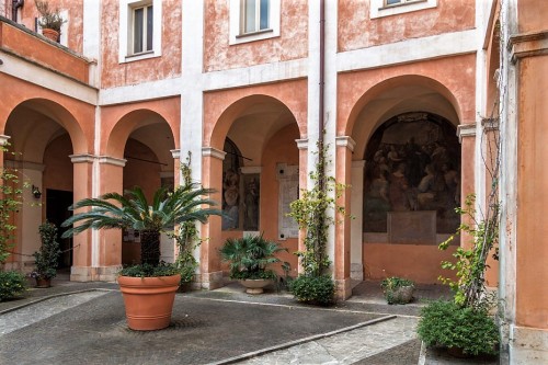 Santi Cosma e Damiano, dziedziniec klasztorny z barokowymi freskami