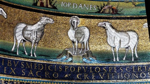 Santi Cosma e Damiano, fryz z rzędem owieczek - w środku symbol Chrystusa