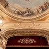 Teatro dell'Opera di Roma, napis dedykacyjny z okazji przebudowy teatru w 1926 roku