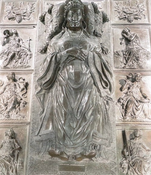 Bronze tomb of Pope Sixtus IV, Antonio del Pollaiolo, Basilica of San Pietro in Vaticano