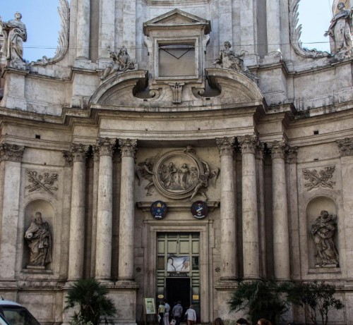 Francesco Cavallini, posągi świętych w niszach i anioły w przyczółku, kościół San Marcello przy via del Corso