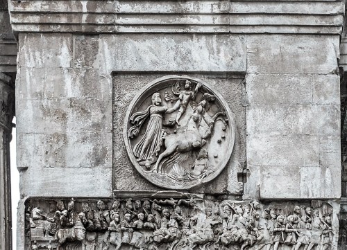 Łuk triumfalny cesarza Konstantyna Wielkiego, medalion ukazujący boga Sol Invictus, u dołu fryz z Konstantynem wkraczającym do Rzymu