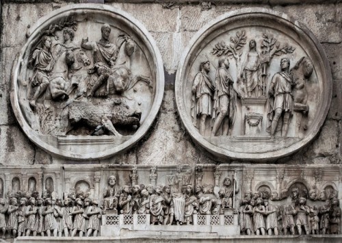 Łuk triumfalny cesarza Konstantyna Wielkiego, medaliony ukazujące cesarza Hadriana i fryz ze zwycięskim Konstantynem w Rzymie