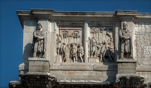 Łuk triumfalny cesarza Konstantyna Wielkiego, postacie Daków i scena ukazująca cesarza Marka Antoniusza wśród żołnierzy