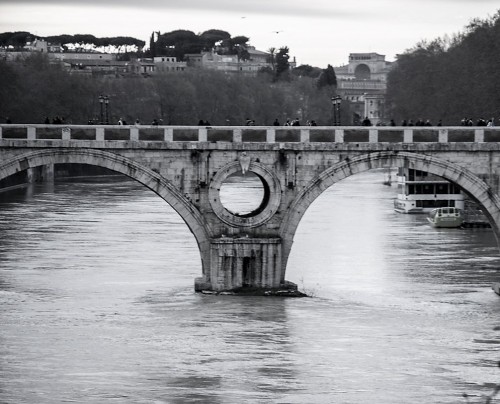 Ponte Sisto z occhialone środkowego filara mostu