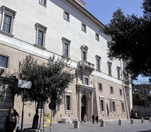 Villa Medici, façade seen from the street