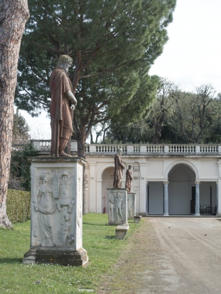 Willa Medici, dekoracje rzeźbiarskie w ogrodach
