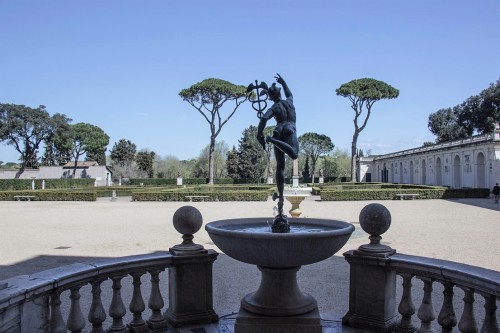 Willa Medici, posąg Merkurego (kopia) Giambologna, widok na dziedziniec ogrodowy