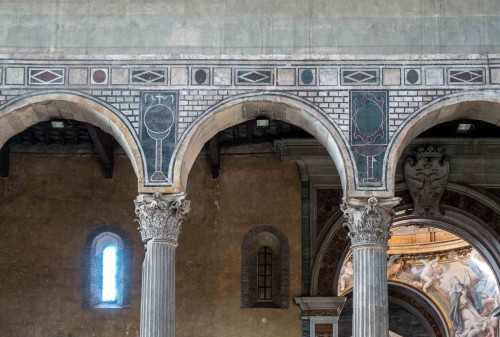 Wnętrze bazyliki Santa Sabina, dekoracje marmurowe z V wieku u nasady arkad