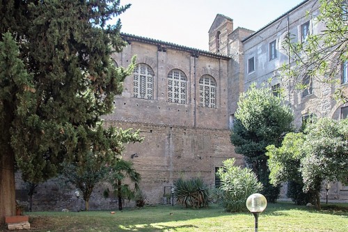 Kościół Santa Balbina, bryła kościoła widziana od strony dawnego klasztoru