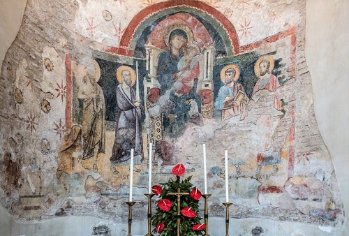 Kościół Santa Balbina, Madonna z Dzieciątkiem między świętymi postaciami (trzecia nisza po lewej)