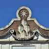 Herb rodu Chigi w zwieńczeniu bramy miejskiej Porta del Popolo