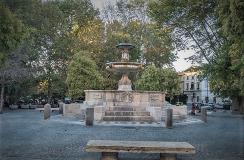 Fontana di Piazza Mastai na placu Mastai, Trastevere