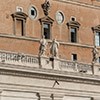 Attyka wieńcząca kolumnadę na placu św. Piotra, proj. Gian Lorenzo Bernini