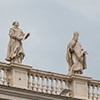 Posągi świętych na attyce kolumnady Berniniego, plac św. Piotra