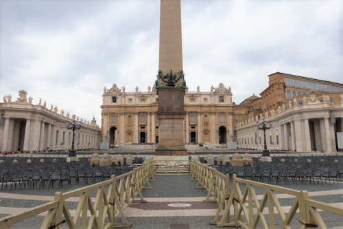 Obelisk Vaticano na tle fasady bazyliki San Pietro in Vaticano