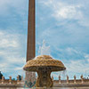 Obelisk Vaticano i jedna z fontann na placu św. Piotra