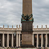 Obelisk Vaticano, inskrypcja upamiętniająca papieża Sykstusa V