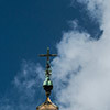 Obelisk Vaticano, jego  szczyt dekorowany elementami herbu papieża Aleksandra VII i krzyżem