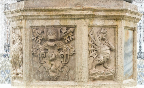 Fontanna Carla Maderny na placu św. Piotra, fragment, herb rodu Borghese papieża Pawła V