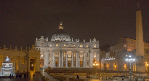 Fontanna papieża Klemensa X na tle fasady bazyliki św. Piotra