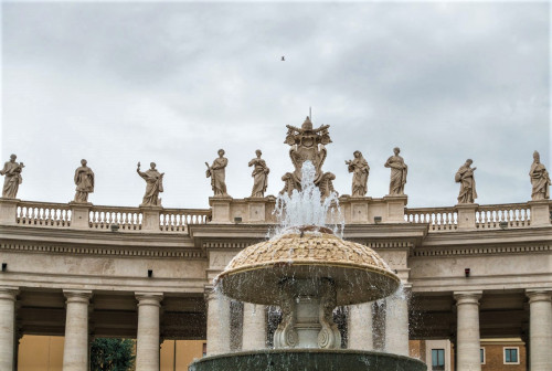 Jedna z fontann na placu św. Piotra na tle kolumnady Gian Lorenzo Berniniego