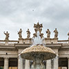 Jedna z fontann na placu św. Piotra na tle kolumnady Gian Lorenzo Berniniego