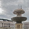 Plac św. Piotra (Piazza di San Pietro), fontanna Carla Maderny na tle kolumnady Gian Lorenzo Berniniego