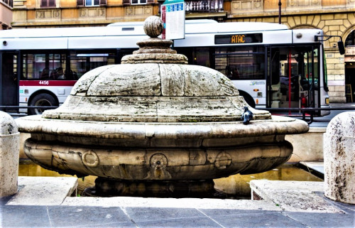 Fontana della Terrina, Piazza della Chiesa Nuova