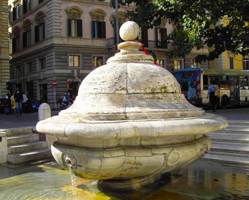 Fontana della Terrina, Piazza della Chiesa Nuova