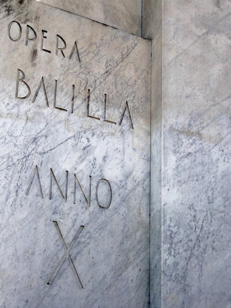 Inskrypcja u podstawy obelisku Mussoliniego